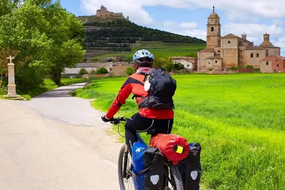 hombre realizando camino santiago bicicleta